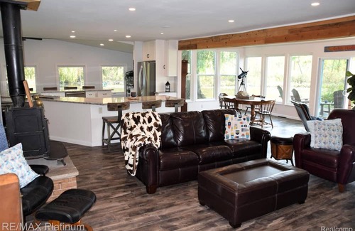 Unadilla Township Maison | Quiet lakefront property, up north feel, on/off water activities, pet friendly
