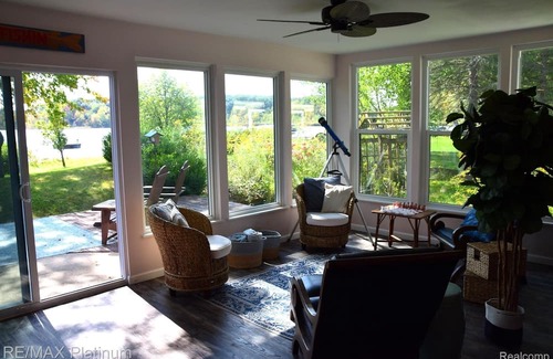 Unadilla Township Maison | Quiet lakefront property, up north feel, on/off water activities, pet friendly