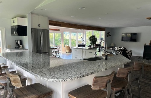Unadilla Township Maison | Quiet lakefront property, up north feel, on/off water activities, pet friendly