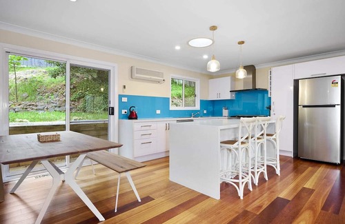 Upper Ferntree Gully Maison | Spacious 3BR Family Haven in Upper Ferntree Gully