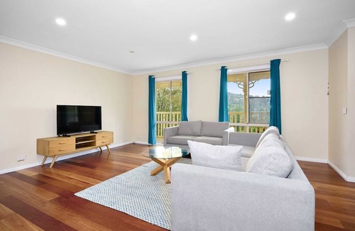 Upper Ferntree Gully Maison | Spacious 3BR Family Haven in Upper Ferntree Gully