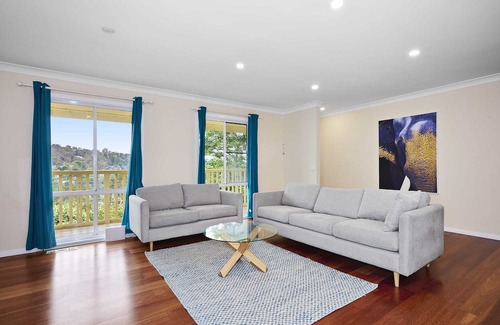 Upper Ferntree Gully Maison | Spacious 3BR Family Haven in Upper Ferntree Gully