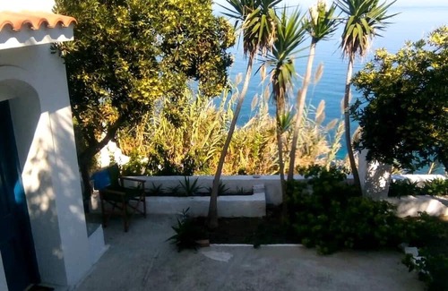 Evdilos Maison | Bella Vista GuesthousenCosy studio apt. w/sea view, front yard,10' to Evdilos