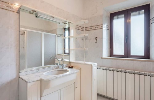 Borgo a Mozzano Maison | Holiday Home 'Casa Delle Rose' with Mountain View, Private Terrace and Wi-Fi