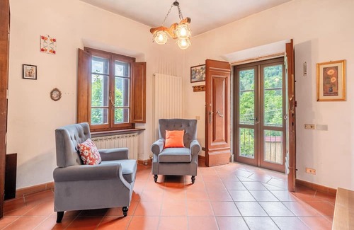 Borgo a Mozzano Maison | Holiday Home 'Casa Delle Rose' with Mountain View, Private Terrace and Wi-Fi