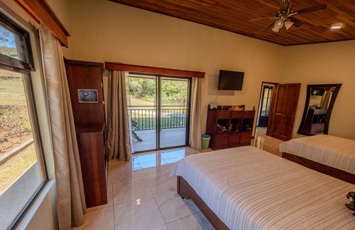 Sierra Maison | Modern and Spacious near Monteverde Reserves, Zip Lines, Waterfalls & Wildlife!