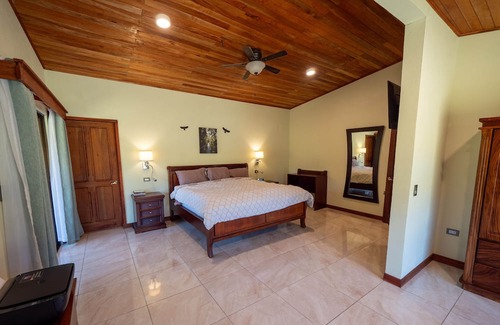 Sierra Maison | Modern and Spacious near Monteverde Reserves, Zip Lines, Waterfalls & Wildlife!