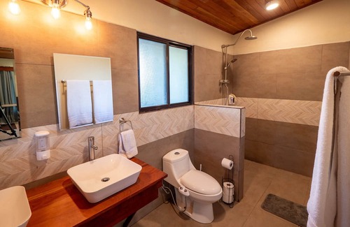 Sierra Maison | Modern and Spacious near Monteverde Reserves, Zip Lines, Waterfalls & Wildlife!