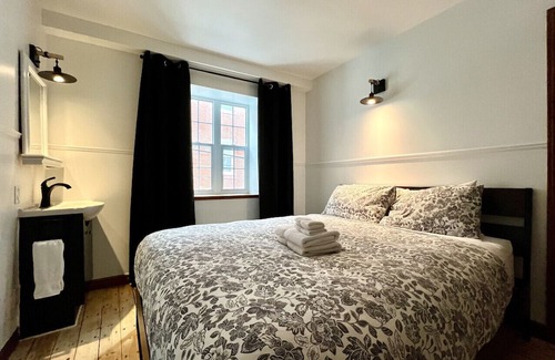 Saint-Jean-Baptiste Appartement | Nice condo with mezzanine floor and terrace.