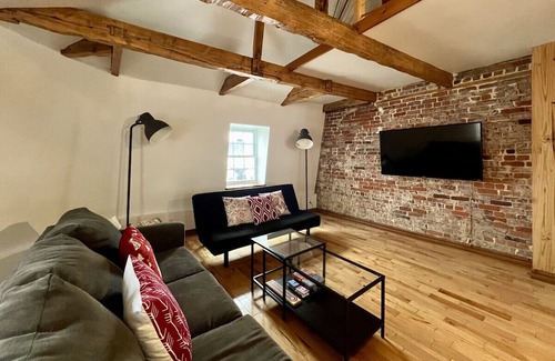 Saint-Jean-Baptiste Appartement | Nice condo with mezzanine floor and terrace.