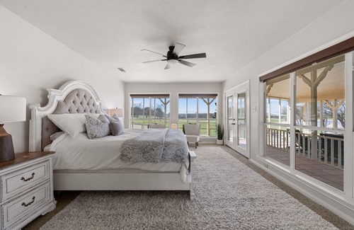 Leon Junction Autre | Lakeside Farmhouse with Pool on 142 Acres near Temple, Texas