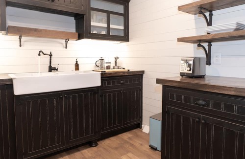 Tappen Appartement | Cozy lower level suite with King bed, just outside of Salmon Arm!
