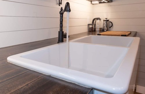 Tappen Appartement | Cozy lower level suite with King bed, just outside of Salmon Arm!