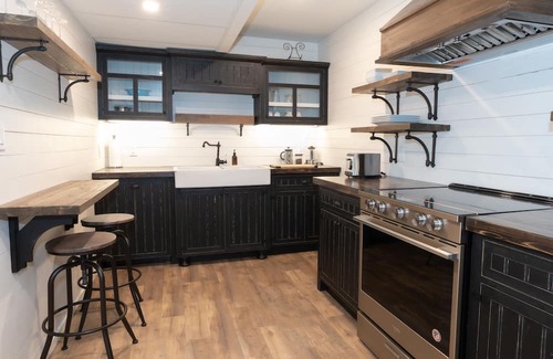 Tappen Appartement | Cozy lower level suite with King bed, just outside of Salmon Arm!
