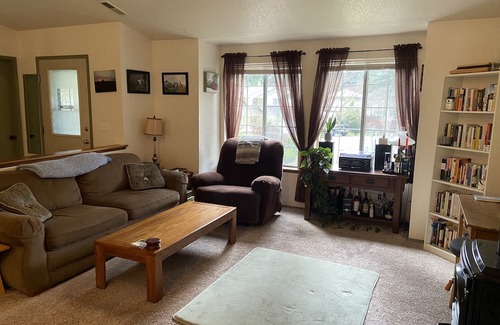 Lacey Maison | Cozy 3-bedroom house in enchanting Olympia with WiFi, fitness room