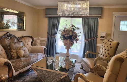 Garden City Maison | 93) Entire 4 bedroom home with fenced yard!