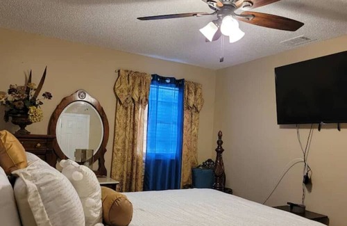 Garden City Maison | 93) Entire 4 bedroom home with fenced yard!