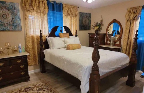 Garden City Maison | 93) Entire 4 bedroom home with fenced yard!