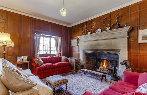 Swindon Maison | Pet friendly, comfortable Grade 2 listed manor complete with Aga, fires etc.