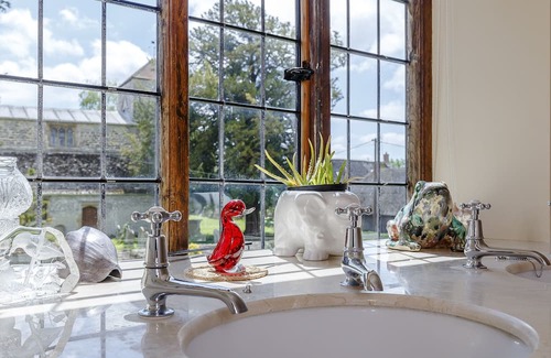 Swindon Maison | Pet friendly, comfortable Grade 2 listed manor complete with Aga, fires etc.