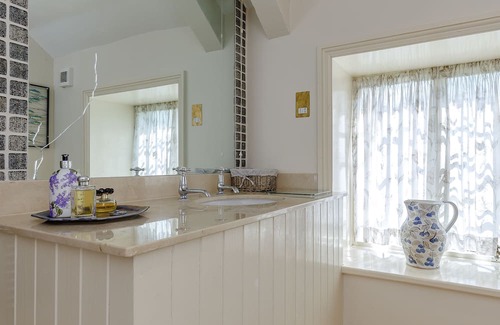 Swindon Maison | Pet friendly, comfortable Grade 2 listed manor complete with Aga, fires etc.