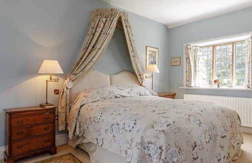 Swindon Maison | Pet friendly, comfortable Grade 2 listed manor complete with Aga, fires etc.