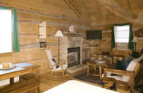 Vesta Cabine | Appalachian-style log cabin with amazing Dan River views - dog-friendly