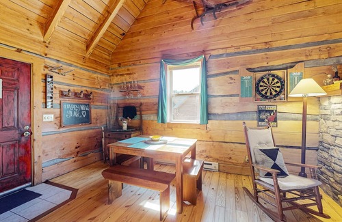 Vesta Cabine | Appalachian-style log cabin with amazing Dan River views - dog-friendly