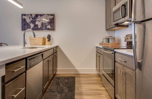 Nashville Appartement | New* East Nash - King Bed, Short Drive to Dwntwn!