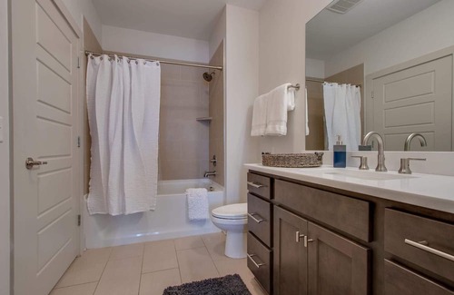 Nashville Appartement | New* East Nash - King Bed, Short Drive to Dwntwn!