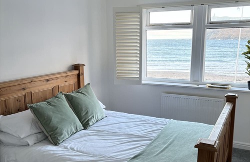 Port Erin Maison | Beach front home with garage and terrace, pet friendly