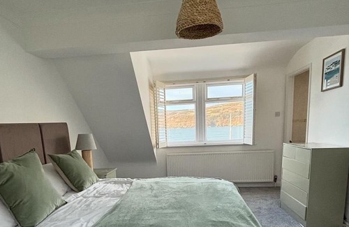 Port Erin Maison | Beach front home with garage and terrace, pet friendly