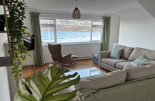 Port Erin Maison | Beach front home with garage and terrace, pet friendly
