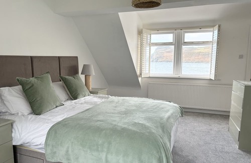 Port Erin Maison | Beach front home with garage and terrace, pet friendly