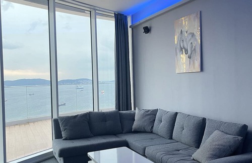 Kartal Copropriété | Spacious condo with skyline view