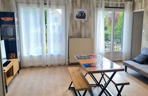 Marmagne Maison | Maison 2 Chambres et Jardin - Décorée Avec la Thématique Retour Vers le Futur