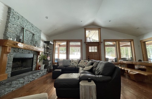 Squamish-Lillooet Regional District Cabine | Cozy mountain cabin retreat steps to trails and beautiful Gun Lake.