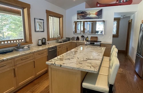 Squamish-Lillooet Regional District Cabine | Cozy mountain cabin retreat steps to trails and beautiful Gun Lake.