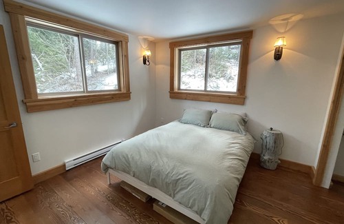Squamish-Lillooet Regional District Cabine | Cozy mountain cabin retreat steps to trails and beautiful Gun Lake.