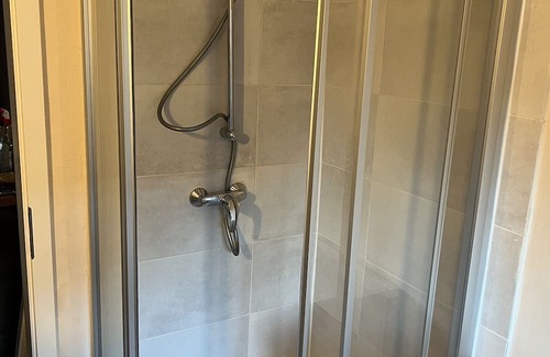 Jork Appartement | 2 Privat Zimmer Frei! 6 Einzelbetten, Küche, Bad, Smart TV