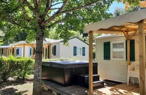Canet-de-Salars Maison | Camping 4 étoiles - Parc aquatique - eeeaha