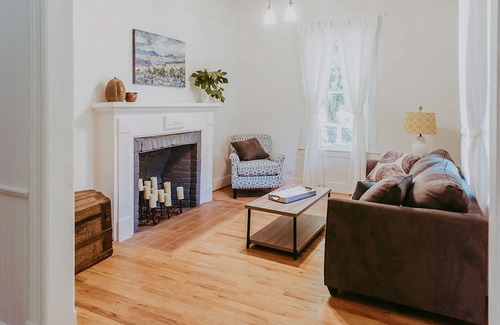 Hopland Maison | Idyllic wine country home with open layout, serene views, & alfresco dining