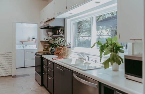 Hopland Maison | Idyllic wine country home with open layout, serene views, & alfresco dining