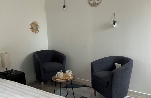 Trizay Lit Et Petit-Déjeuner | Chambre Indépendante et Privative Avec Terrasse et Piscine à 20 min des Plages