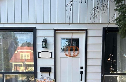 Owen Sound Maison | SecondAveOasis - With pool! : Also ask about our returning guest discount!