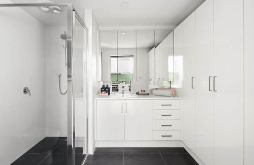 Collingwood Maison | Hip, 2 bedder w amazing courtyard. Be in the midst of the action