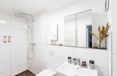 Duisburg City Center Appartement | - Heavenly Apartment in the Heart of Duisburg - Hbf - Big TV & Working Space -