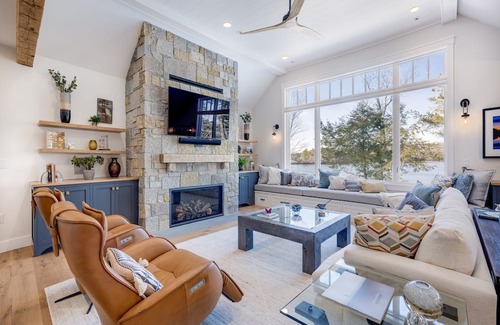 New London Maison | Stunning 2022 built lake house w/ gym, 6 kayaks, screened porch, 2 tv areas