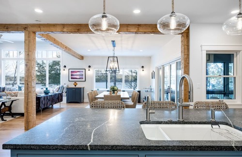 New London Maison | Stunning 2022 built lake house w/ gym, 6 kayaks, screened porch, 2 tv areas