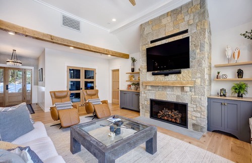 New London Maison | Stunning 2022 built lake house w/ gym, 6 kayaks, screened porch, 2 tv areas
